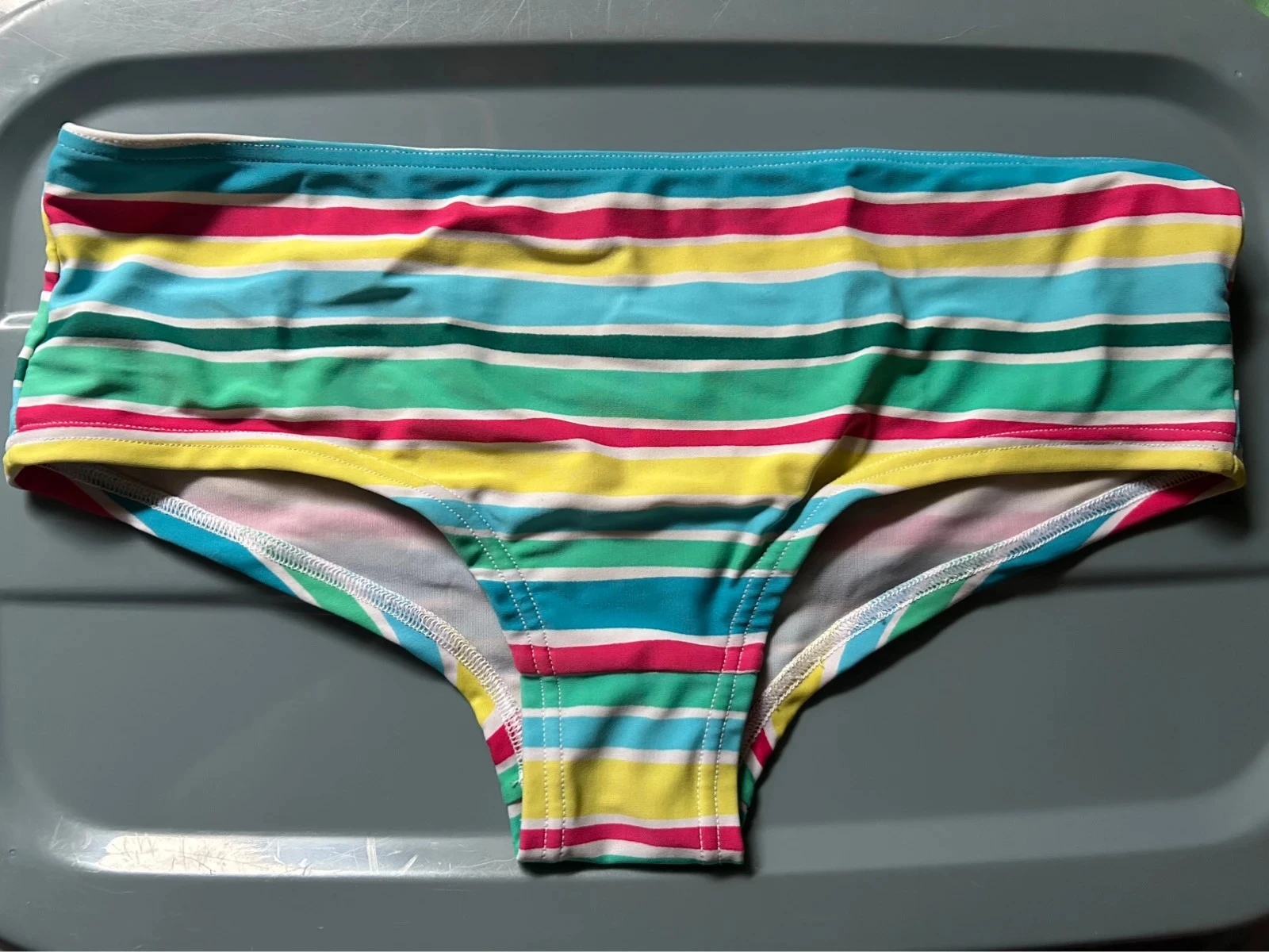 Lot maillot de bain 2 pièces + un haut – photo 5